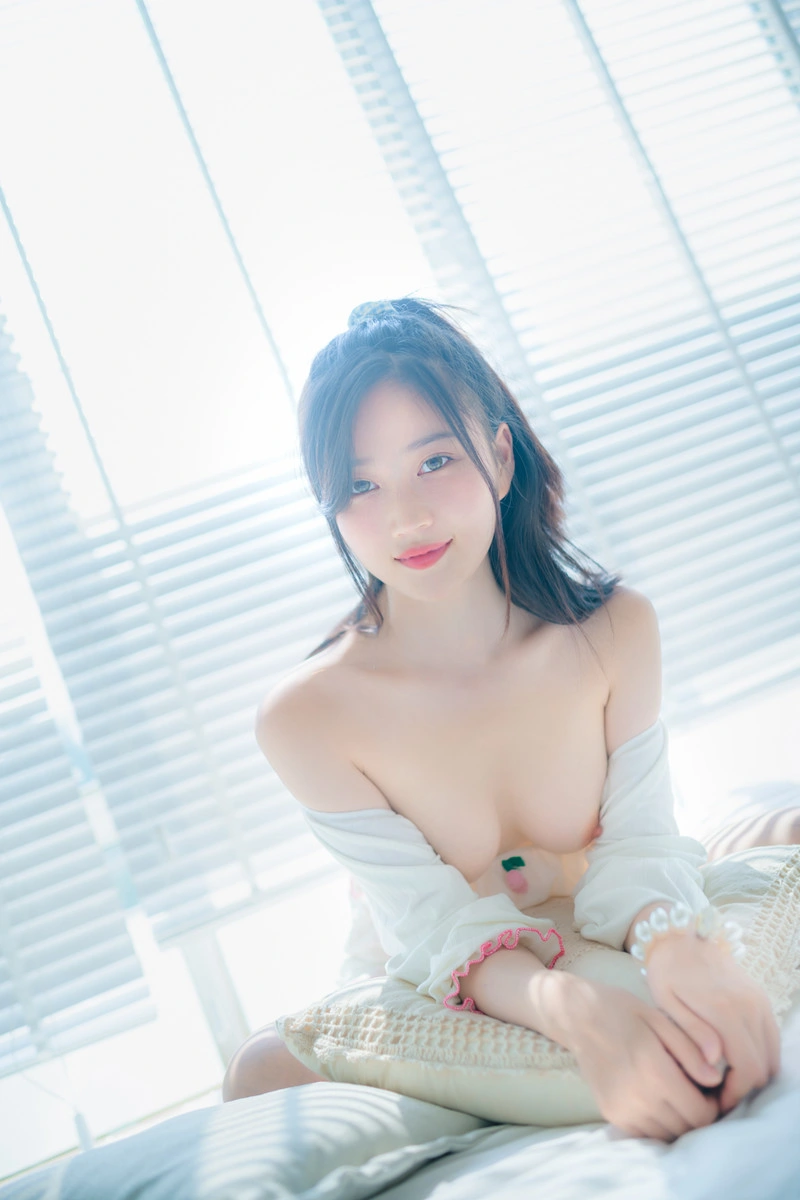 年年Nnian NO.067 爱吃棒棒糖的少女 [35P-122MB]